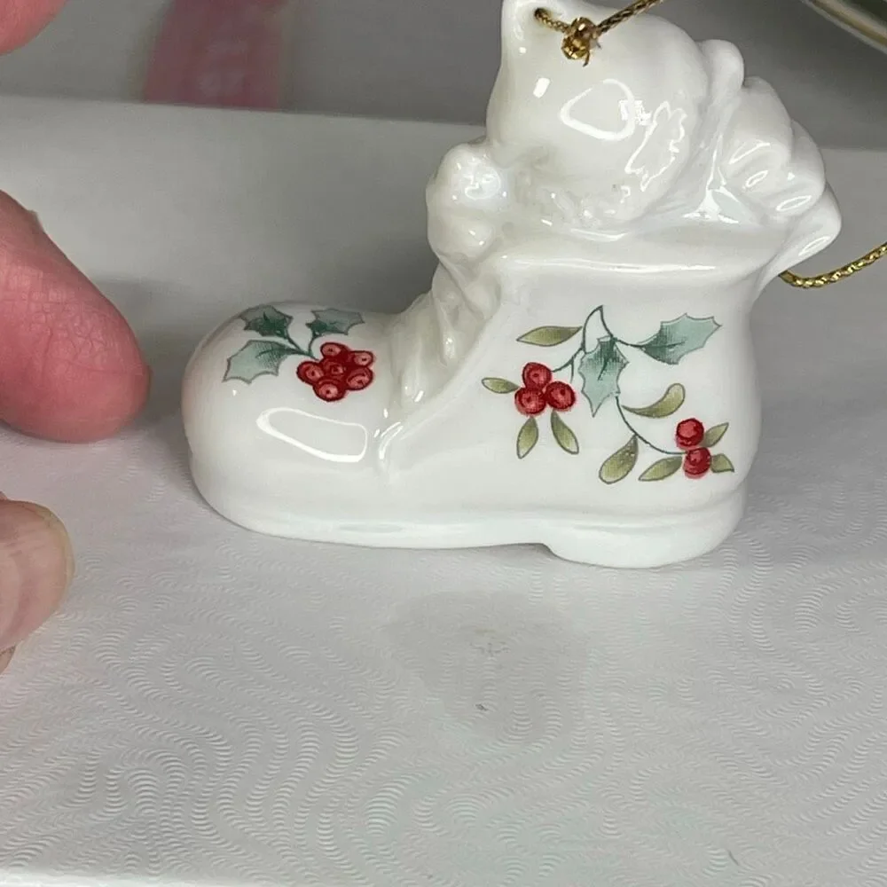 Pfaltzgraff Winterberry cat in stocking ornament.